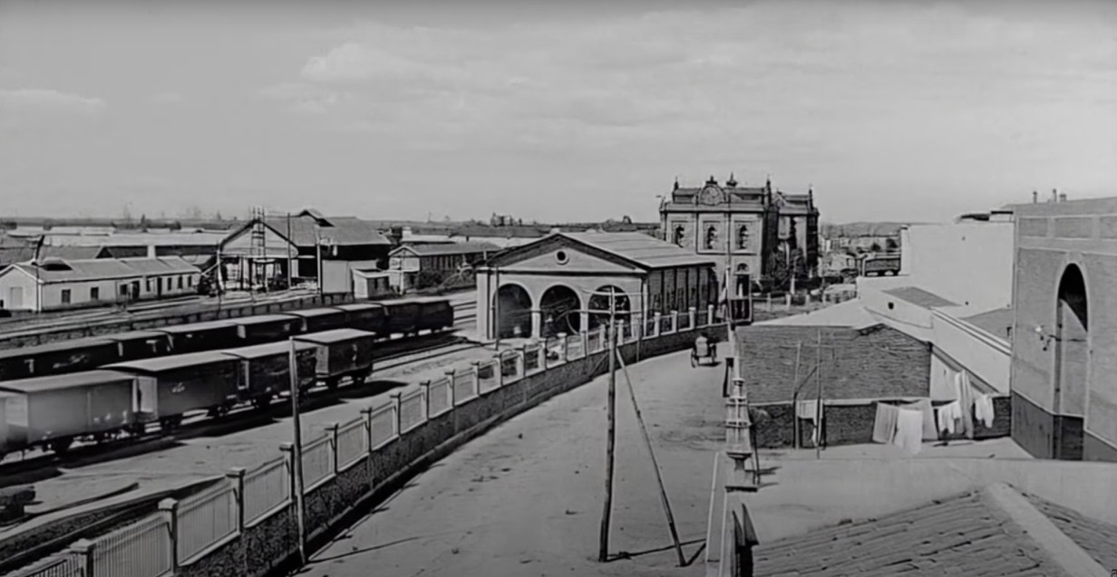 Calle Odiel (today Avenida Italia) with the Seville and Rio Tinto train station and workshops.