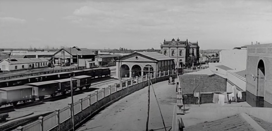 Calle Odiel (today Avenida Italia) with the Seville and Rio Tinto train station and workshops.