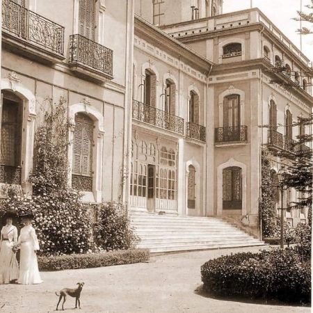 Elegant ladies outside the Hotel Colon
