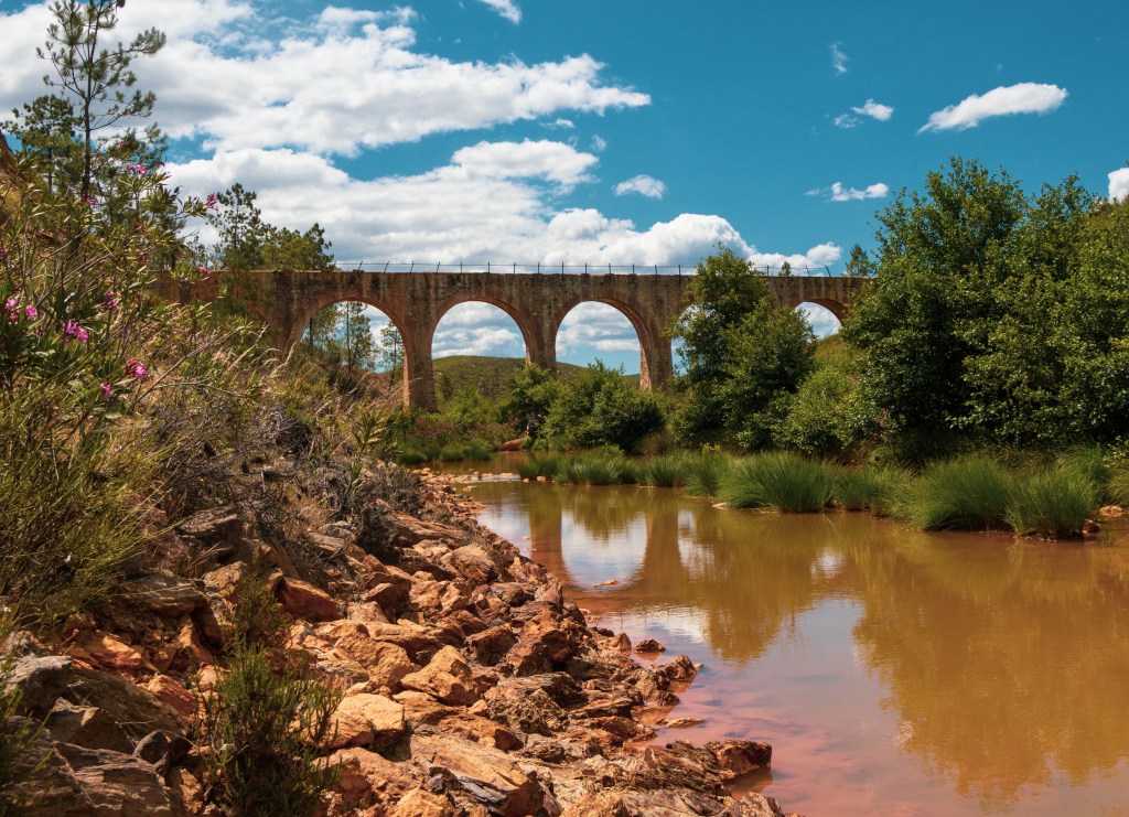 View of the railway bridge over the Escalada River