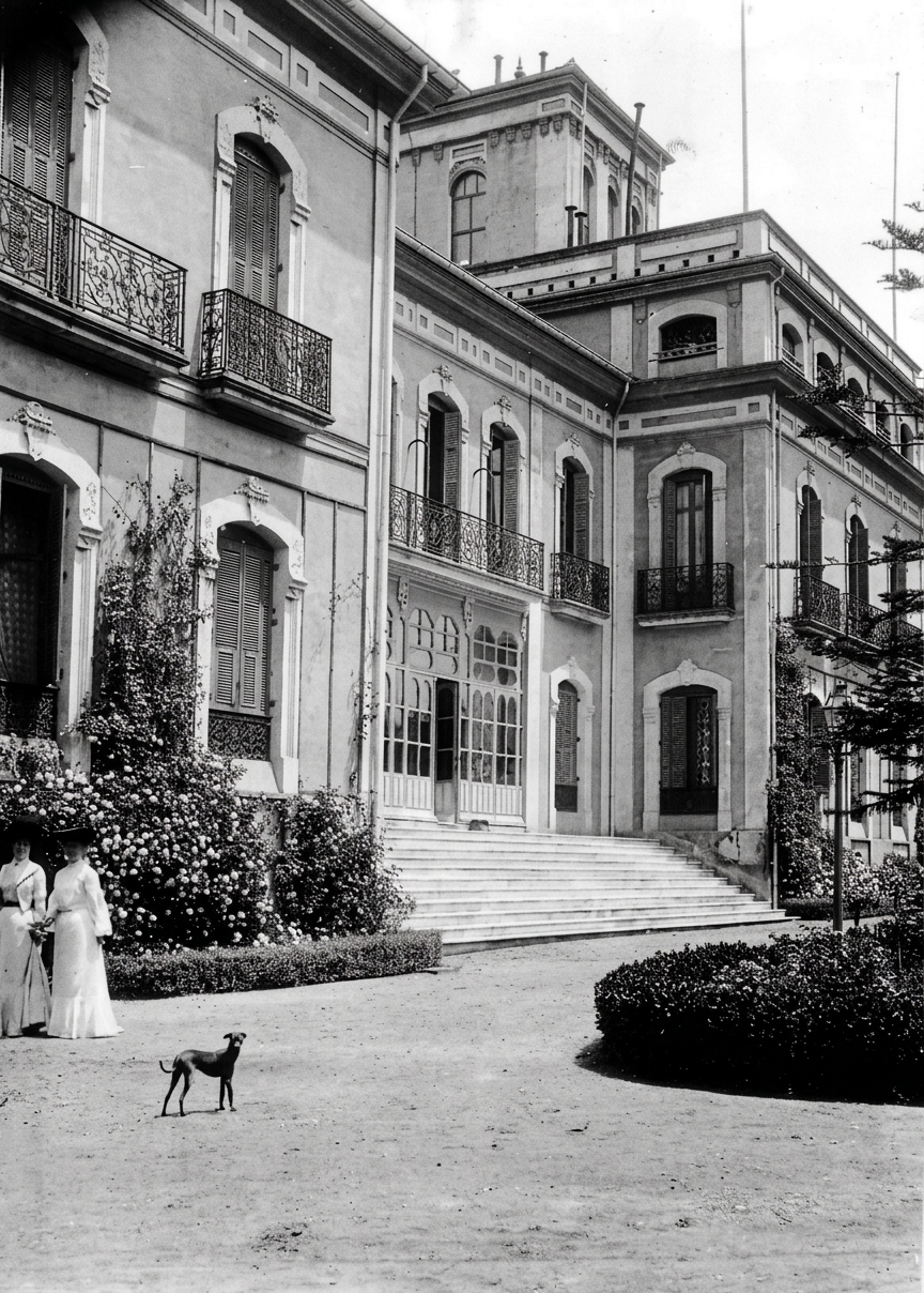 Elegant ladies outside the Hotel Colon